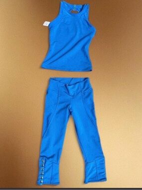 Babalù Athletic cropped Leggings & Tank. Metallic snaps accent. One Size (small)